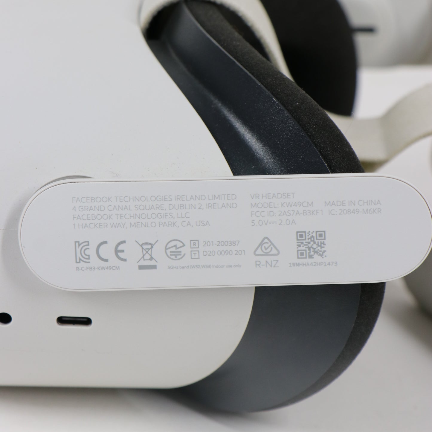 Oculus Quest 2 128GB Standalone All-in-One VR Headset KW49CM